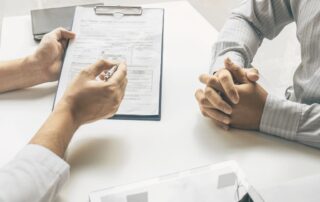 Lekarz omawiający wyniki badań z pacjentem – konsultacja medyczna w gabinecie, związana z diagnostyką męskiej niepłodności.