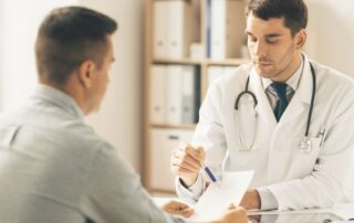 Konsultacja urologiczna w Warszawie – lekarz omawia wyniki badań z pacjentem w kontekście żylaków powrózka nasiennego i płodności męskiej