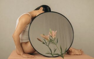 Kobieta w spokojnej, refleksyjnej pozie, symbolizująca emocjonalny aspekt nawracających poronień i procesu diagnostycznego w medycynie rozrodu.